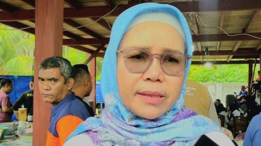 Bupati Merlan Uloli saat memberikan pernyataan kepada wartawan di Kabupaten Bone Bolango, Gorontalo.