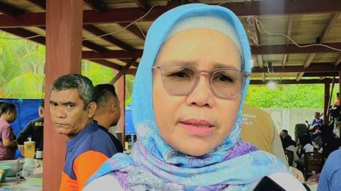 Bupati Merlan Uloli saat memberikan pernyataan kepada wartawan di Kabupaten Bone Bolango, Gorontalo.