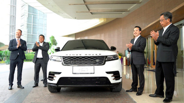 Range Rover jadi mobil antar-jemput hotel mewah.