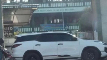 Mobil Fortuner di depan SMPN 1 Cibinong