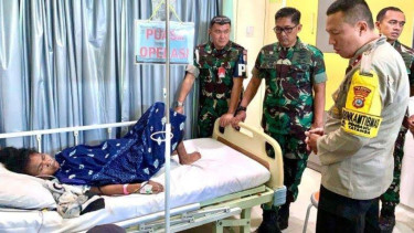Pemulung wanita bernama Jerni saat menjalani perawatan di rumah sakit usai ditembak oknum anggota TNI AU. (Foto: Lanud Hasanuddin)