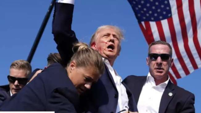 Mantan presiden Amerika Serikat Donald Trump dievakuasi segera setelah peristiwa penembakan saat dia berkampanye di Pennsylvania, Minggu, 14 Juli 2024.