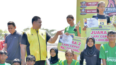 Menpora Dito berikan sepatu untuk pelari muda