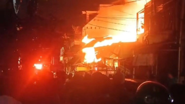 Kebakaran yang cukup besar melanda sebuah pemukiman padat Cilincing Jakarta Timur ternyata membakar Sekitar 10 kontrakan di Jalan F Kebun Baru, RT 15, RW 14, Semper Barat, Senin 15 Juli 2024. 