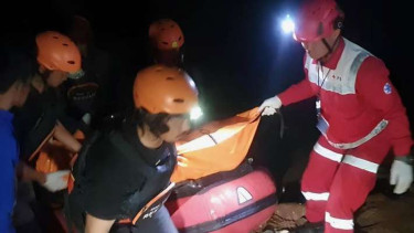 Tim SAR dari petugas gabungan BPBD Tangerang saat berhasil melakukan evakuasi korban tenggelam di area Danau Proyek Citra di Kecamatan Cisauk, Kabupaten Tangerang, Banten.