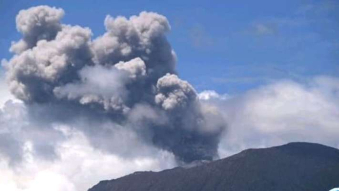 Lontaran abu setinggi lebih kurang 1 kilometer saat keluar dari kawah Gunung Ibu di Pulau Halmahera, Maluku Utara, Rabu, 17 Juli 2024.