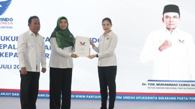 Sitti Rohmi Djalillah dan W. Musyafirin saat menerima rekomendasi DPP Perindo (Istimewa)