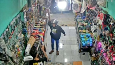 Penjaga Toko di Cikarang Lawan Perampok Bersajam Pakai Golok, Pelaku lari