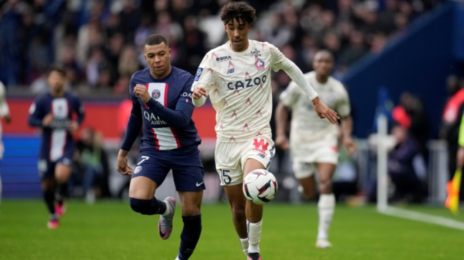 Leny Yoro saat bermain untuk Lille