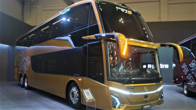 Karoseri Adiputro pakai sasis Mercedes-Benz O 500 RSD 2445