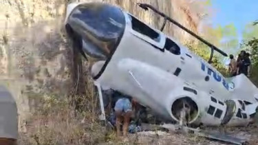Helikopter pariwisata milik PT. Whitesky Aviation yang terjatuh di Suluban, Pecatu, Bali