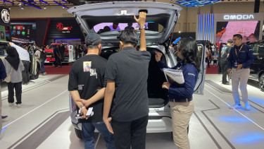 Pengunjung GIIAS 2024 melihat-lihat mobil Suzuki