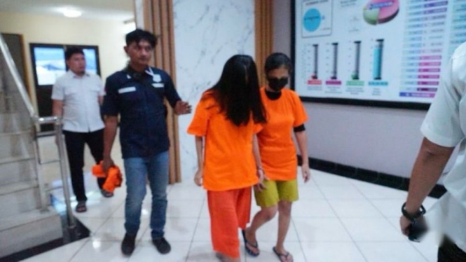 Salah satu pelaku pembunuhan Asep Saepudin (42), yakni anak korban, Silvia Nur (22), mengambil ponsel korban usai membunuh untuk ajukan pinjol. 