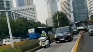 Viral mobil menteri masuk jalur busway