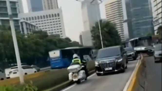 Viral mobil menteri masuk jalur busway