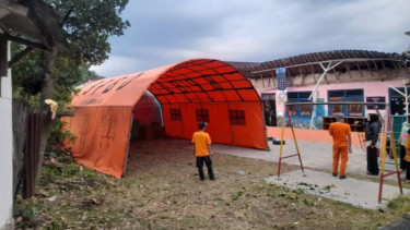 Petugas saat mengecek kondisi bangunan madrasah RA Muhammad Ramdhan.