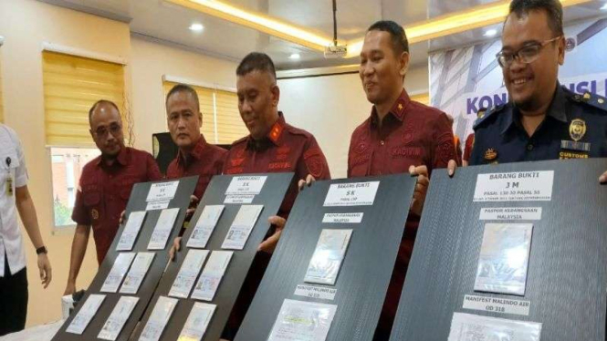 Imigrasi Soekarno-Hatta menangkap 2 warga Malaysia selundupkan paspor.