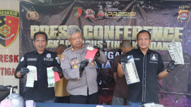 Petugas Polresta Tangerang dan Polsek Tigaraksa, menunjukkan barang bukti STNK palsu 
