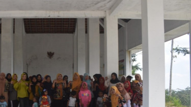 Mahasiswa KKN IPB berfoto bersama peserta program KATING di Desa Karangtengah, kompak dalam upaya cegah stunting.