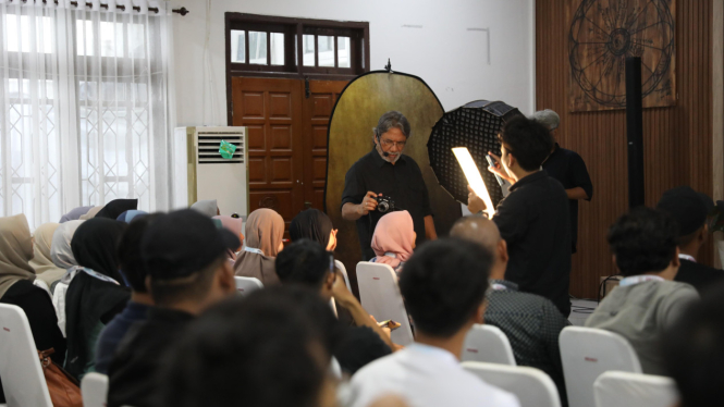 Darwis Triadi memberikan pelatihan fotografer kepada anak muda