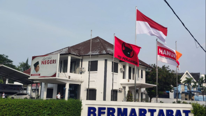Bendera PDIP dan Hanura berkibar di Posko Pemenangan Edy Rahmayadi di Medan.(istimewa/VIVA)