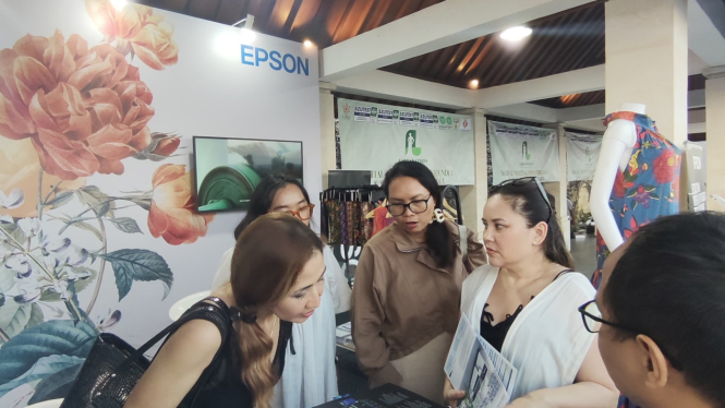 Printer ramah lingkungan Epson di acara fesyen  Bali.