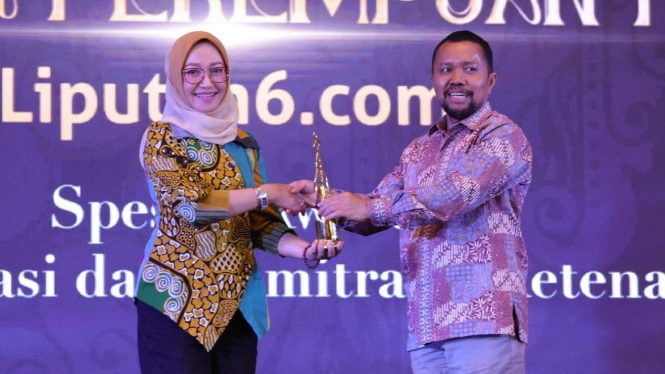 Menteri Ketenagakerjaan Ida Fauziyah menerima penghargaan