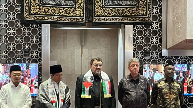 Duta Besar Iran untuk Indonesia Mohammad Boroujerdi menyampaikan pernyataan usai mengikuti salat gaib di Masjid Istiqlal Jakarta, Jumat, 2 Agustus 2024.