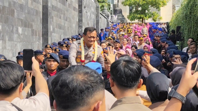Komjen Ahmad Luthfi menangis usai tinggalkan Polda Jawa Tengah