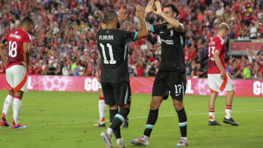 Pemain Liverpool, Mohamed Salah dan Curtis Jones rayakan gol ke gawang MU