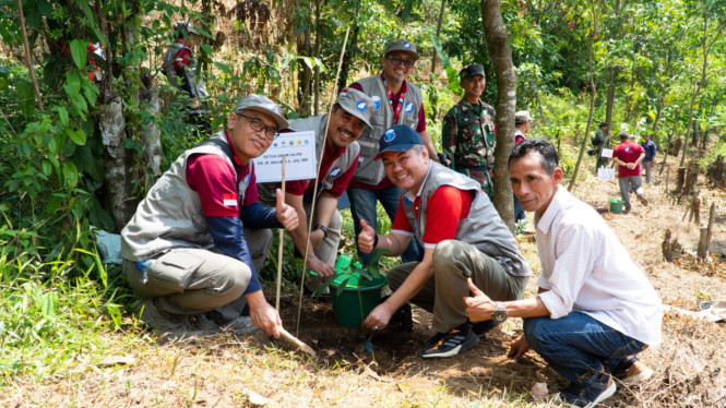 ARM HA-IPB dan Alumni Kehutanan IPB tanam pohon produktif
