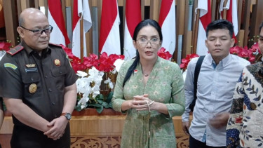 Rieke Diah Pitaloka di kantor Kejati Jatim di Surabaya.