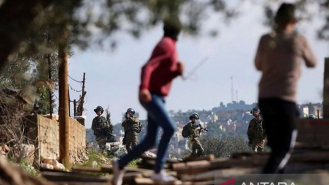 Insiden Ppengunjuk rasa Palestina bentrok dengan tentara Israel.