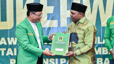 Plt Ketua Umum PPP Mardiono (kiri).