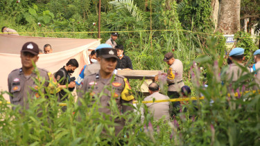 Proses pembongkaran makam Afif Maulana