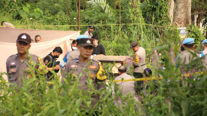 Proses pembongkaran makam Afif Maulana