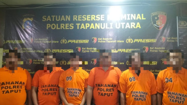 Keenam terduga pelaku penganiayaan saat diamankan petugas kepolisian.(dok Polres Taput)