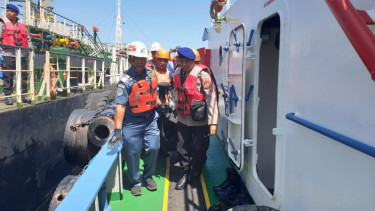Evakusia korban kebakaran kapal tangker Elisabeth di Gili Topekong Karangasem, Bali