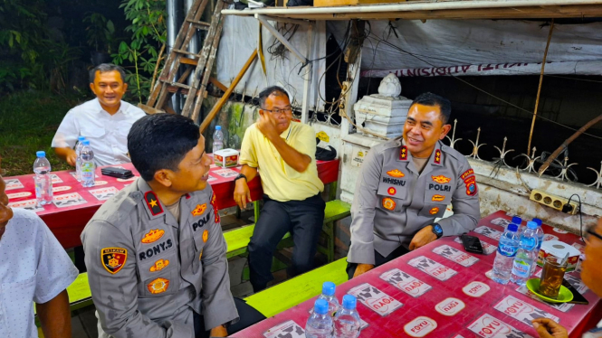 Kapolda Sumut, Irjen Pol. Whisnu Hermawan Februanto, saat berkunjung ke Warkop Jurnalis di Kota Medan.(B.S.Putra/VIVA)
