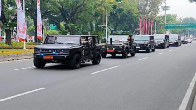 Iring-iringan kendaraan membawa bendera pusaka dan teks proklamasi
