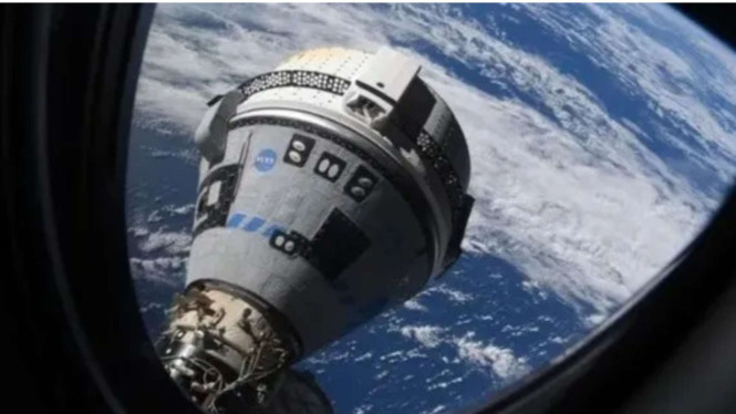 Kapsul Starliner difoto melalui jendela kapal di Stasiun Luar Angkasa Internasional (ISS).
