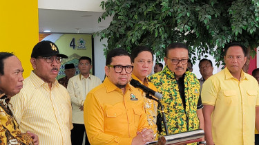Waketum Partai Golkar, Ahmad Doli Kurnia (tengah) di Kantor DPP Partai Golkar, Jakarta Barat, Kamis, 8 Agustus 2024