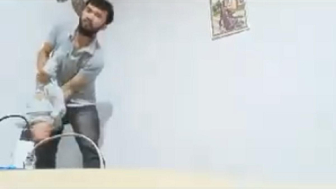 Tangkapan layar video viral pria aniaya bayi pacarnya di Makassar. (Istimewa).