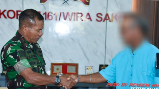VIVA Militer: Danrem 161/WS Brigjen TNI Joao Xavier terima 2 granat Korea