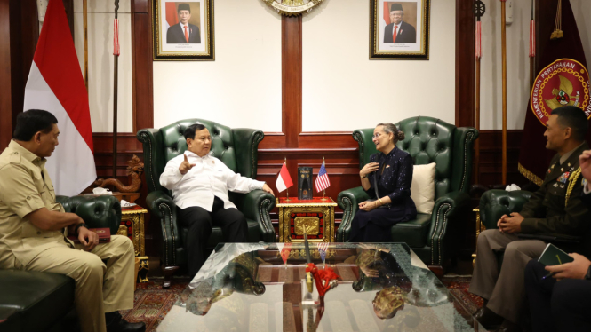 Menteri Pertahanan (Menhan) RI Prabowo Subianto menerima kunjungan Duta Besar Amerika Serikat (AS) H.E. Mrs. Kamala Shirin Lakhdir di kantor Kementerian Pertahanan (sumber: Biro Humas Setjen Kemhan)