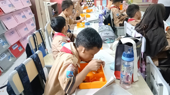 Siswa SD di Tangerang konsumsi menu Makan Bergizi Gratis