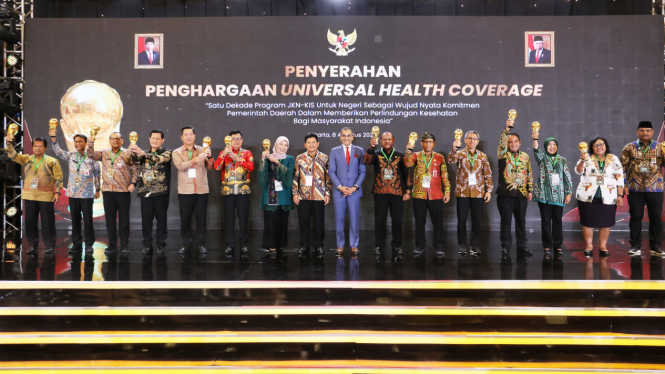 Penyerahan penghargaan Universal Health Coverage (UHC)