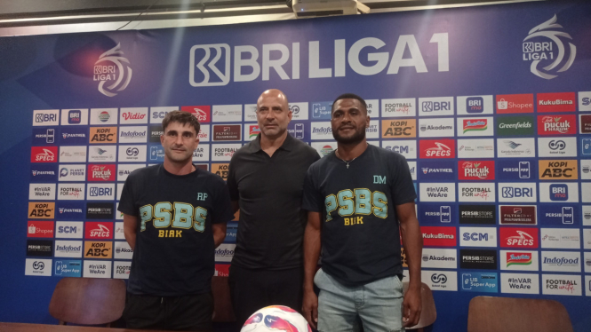 Pelatih PSBS Biak, Juan Esnaider saat sesi jumpa pers jelang pertandingan (foto: Dede Idrus) 