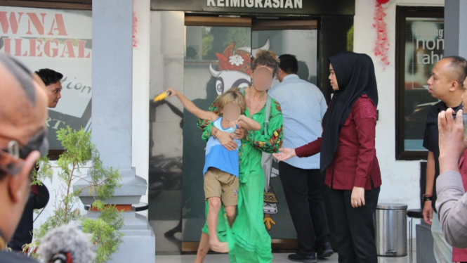 Pendeportasian ibu dan bocah bule yang sering berkelakuan aneh di Ubud 