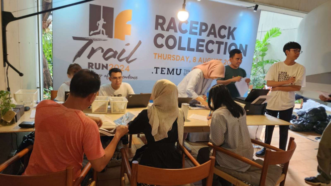 Peserta IIF Trail Run 2024 sedang mengambil Race Pack di Titik Temu Cafe - SCBD